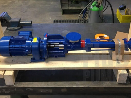Eine blaue Fludyn BE4L 164 Exzenterschneckenpumpe / Monopumpe, inklusive Motor quer auf einer Holzpalette verschraubt