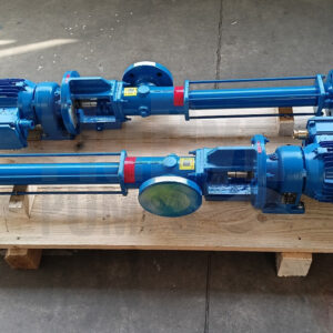 Zwei blaue Fludyn BE4L 236 Exzenterschneckenpumpen / Monopumpen, mit Motoren ausgestattet, mit Aufklebern versehen versandfertig auf einer hellen Holzpalette verschraubt.