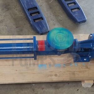 Eine blaue Fludyn BE4L 600 Exzenterschneckenpumpe / Monopumpe, inklusive Motor quer auf einer Holzpalette verschraubt