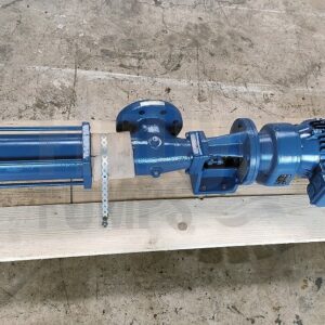 Eine blaue Fludyn BEL 1024/630 Exzenterschneckenpumpe / Monopumpe, mit Motor ausgestattet, versandfertig auf einer hellen Holzpalette verschraubt. Sie steht auf einem marmorierten Betonboden.