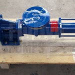 Eine blaue Fludyn BEL 375 Exzenterschneckenpumpe / Monopumpe, inklusive Motor quer auf einer Holzpalette verschraubt