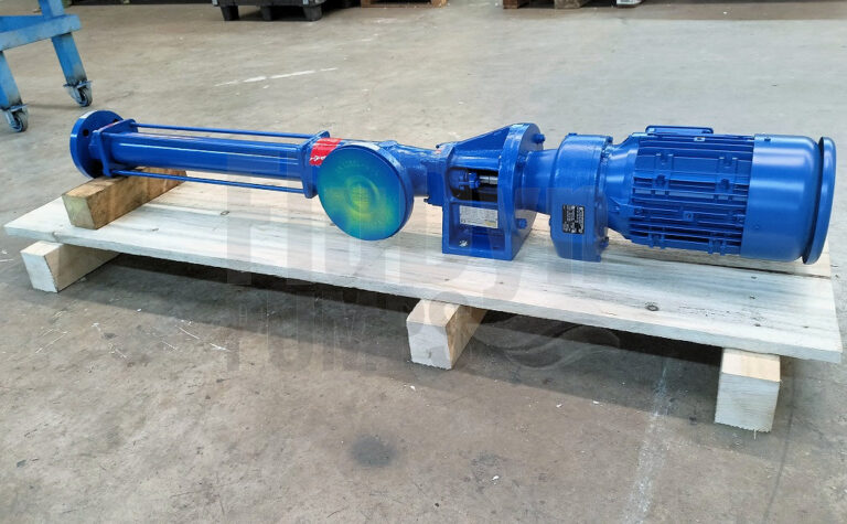 Eine blaue Fludyn BEL 375 Exzenterschneckenpumpe / Monopumpe, mit Motor ausgestattet, mit Aufklebern versehen versandfertig auf einer hellen Holzpalette verschraubt.
