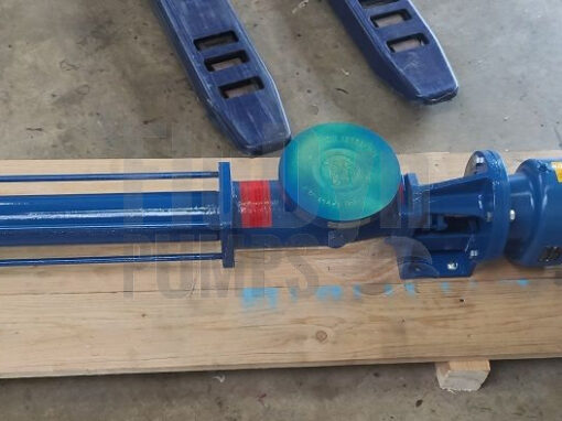 Eine blaue Fludyn BEL 600 Exzenterschneckenpumpe / Monopumpe, inklusive Motor quer auf einer Holzpalette verschraubt