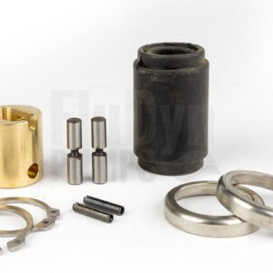 Das Bild zeigt die Einzelteile eines Gelenks für Bornemann E2L 236 Exzenterschneckenpumpen / Monopumpen. Links hinten sieht man eine messingfarbene Gelenkbuchse, daneben zwei Gelenkbolzen aus Metall und rechts hinten eine schwarze Gelenkmanschette. Diese Teile stehen senkrecht vor dem weißen Hintergrund. In der vorderen Reihe sieht man links zwei liegende Sprengringe, in der Mitte zwei schwarze Zykohülsen und rechts vorne liegend zwei Gelenkschutzhülsen.