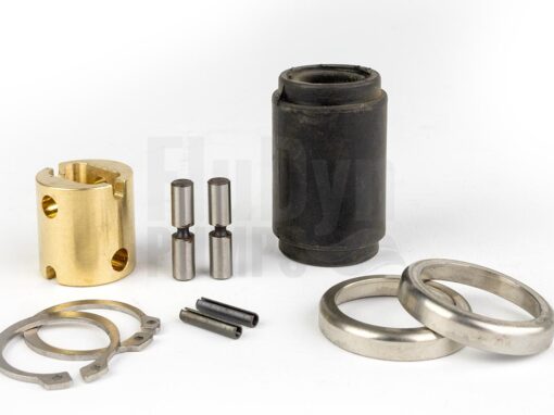 Das Bild zeigt die Einzelteile eines Gelenks für Bornemann E2L 236.4 Exzenterschneckenpumpen / Monopumpen. Links hinten sieht man eine messingfarbene Gelenkbuchse, daneben zwei Gelenkbolzen aus Metall und rechts hinten eine schwarze Gelenkmanschette. Diese Teile stehen senkrecht vor dem weißen Hintergrund. In der vorderen Reihe sieht man links zwei liegende Sprengringe, in der Mitte zwei schwarze Zykohülsen und rechts vorne liegend zwei Gelenkschutzhülsen.