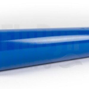 Ein blau lackierter Stator aus Metall liegt quer vor einem neutralen weißen Hintergrund. Links ist das schwarze Elastomer im Inneren mit einer länglichen Öffnung für den Rotor zu sehen.