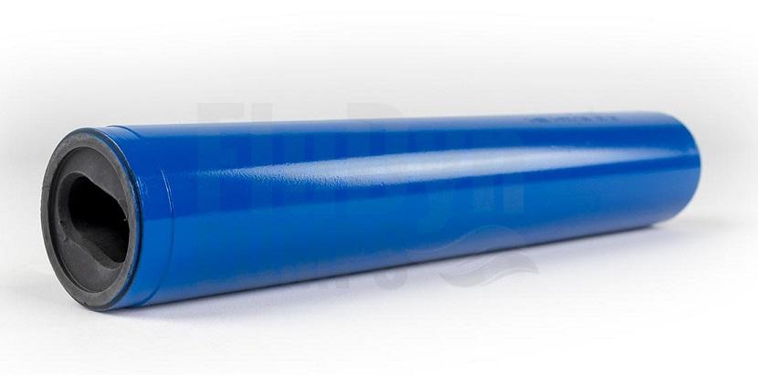 Ein blauer Stator für Entöler-Pumpen bzw. Bilgepumpen. Er liegt auf der Seite und man kann links die Öffnung für den Rotor und im Inneren das schwarze Elastomer erkennen.